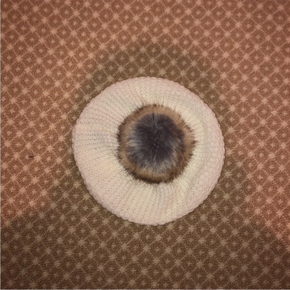 NWOT ANTHROPOLOGIE faux fur beret cream pom pom hat - Picture 2 of 7